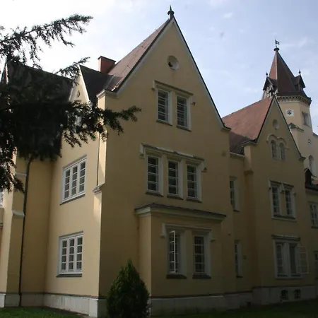 Festetich Kastelyszallo Es Zsuzsanna Szeleste