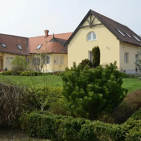 Festetich Kastelyszallo Es Zsuzsanna 3*