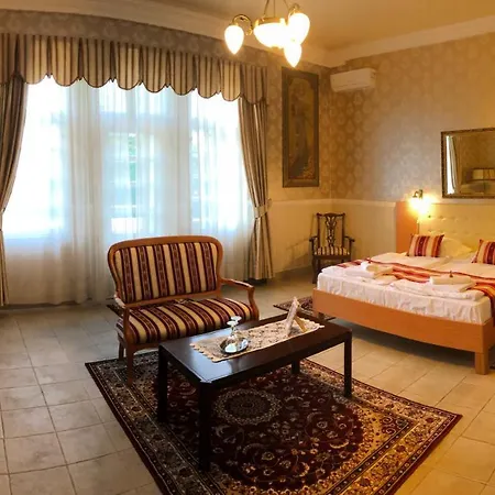 Hotell Festetich Kastelyszallo Es Zsuzsanna 3*