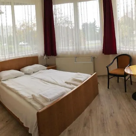 Festetich Kastelyszallo Es Zsuzsanna Hotell