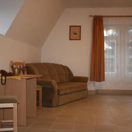 Festetich Kastelyszallo Es Zsuzsanna 3* Szeleste