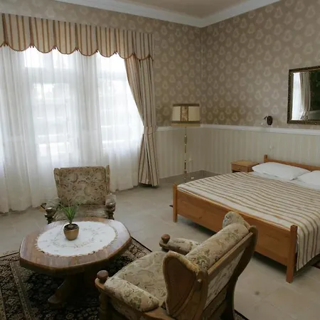 Festetich Kastelyszallo Es Zsuzsanna 3* Szeleste