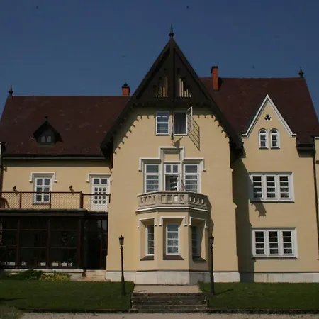 Festetich Kastelyszallo Es Zsuzsanna Hotell 3*