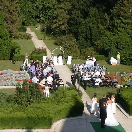 Festetich Kastelyszallo Es Zsuzsanna Hotell Szeleste