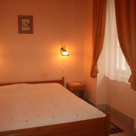 Festetich Kastelyszallo Es Zsuzsanna Hotell 3*