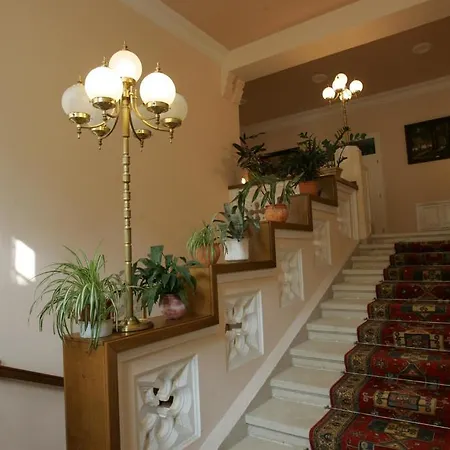 Festetich Kastelyszallo Es Zsuzsanna Hotell