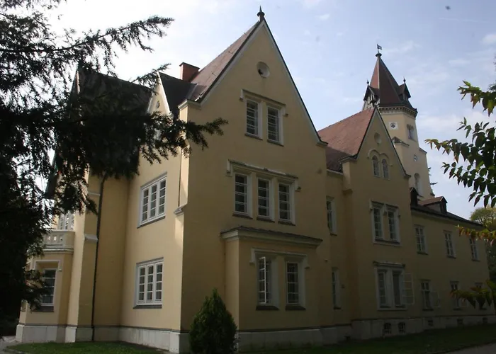 Festetich Kastelyszallo Es Zsuzsanna Szeleste