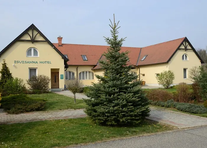 Festetich Kastelyszallo Es Zsuzsanna 3*