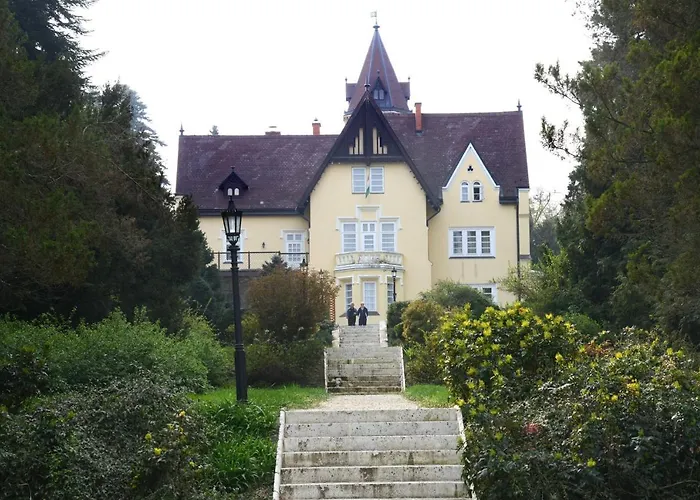 Festetich Kastelyszallo Es Zsuzsanna Szeleste