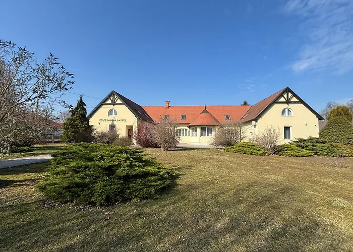 Festetich Kastelyszallo Es Zsuzsanna Szeleste