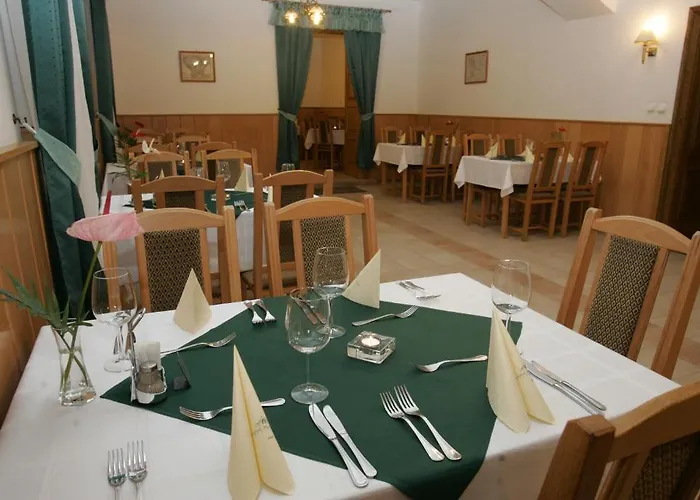 Hotel Festetich Kastelyszallo Es Zsuzsanna Szeleste